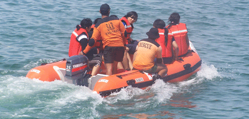 2_hari_ngambang_di_laut